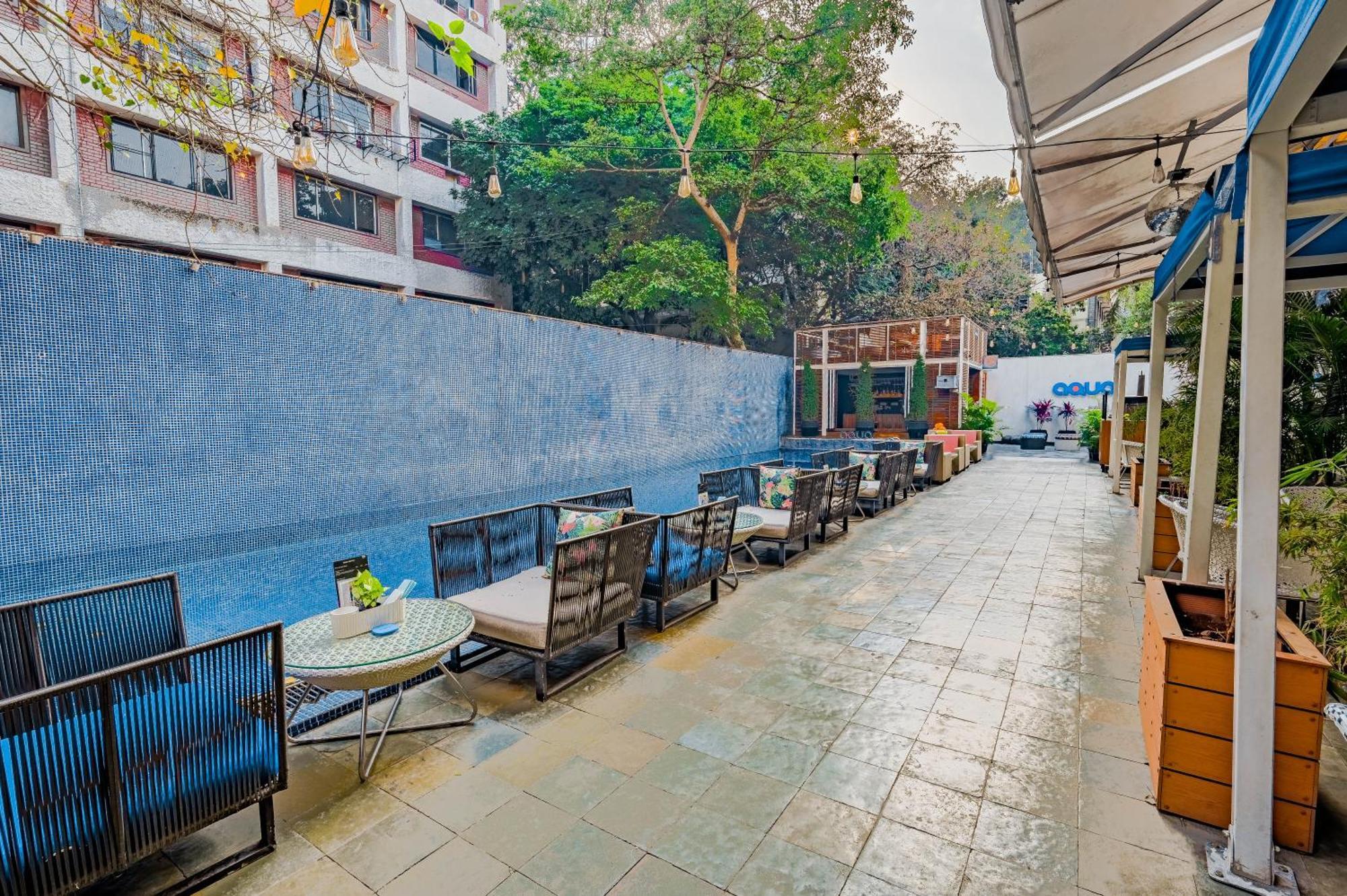 The Park Bangalore, Mg Road Exterior foto The outdoor seating area of the restaurant