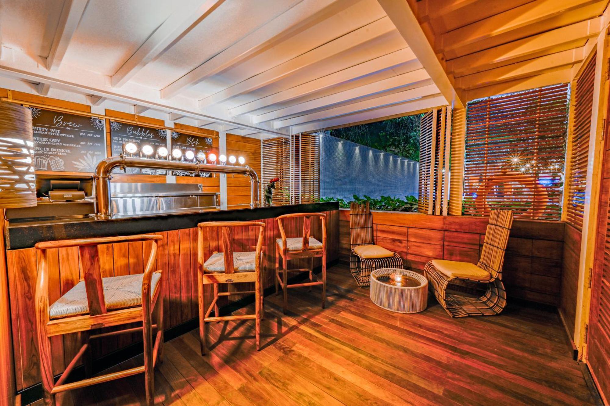 The Park Bangalore, Mg Road Exterior foto The bar at the 101 bar